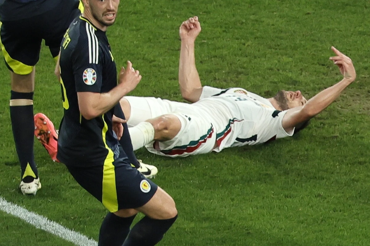 Są nowe informacje w sprawie stanu zdrowia węgierskiego napastnika, który uległ dramatycznemu wypadkowi podczas meczu ze Szkocją. Do zdarzenia doszło w drugiej połowie spotkania. Zawodnik padł na murawę.