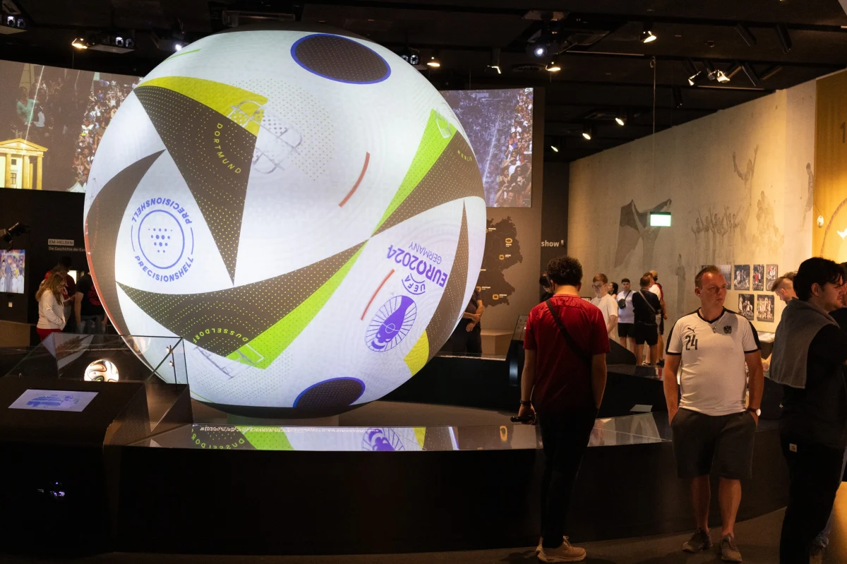 25 czerwca reprezentacja Polski w piłce nożnej rozegra swój ostatni mecz na Euro2024. Przeciwnikiem będzie drużyna Francji, a areną zmagań stadion Borussii Dortmund. Przy okazji wizyty w tym mieście warto odwiedzić tamtejsze muzeum futbolu, opowiadające historię niemieckiej piłki nożnej.