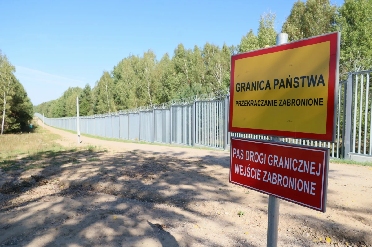 330 prób nielegalnego przekroczenia granicy z Białorusi do Polski odnotowano w ciągu ostatniego tygodnia – poinformowała w raporcie straż graniczna. Doszło do incydentów: migranci rzucali w polskie patrole kamieniami i gałęziami. Reporter RMF FM Piotr Bułakowski informuje także, że zatrzymano trzech przemytników.