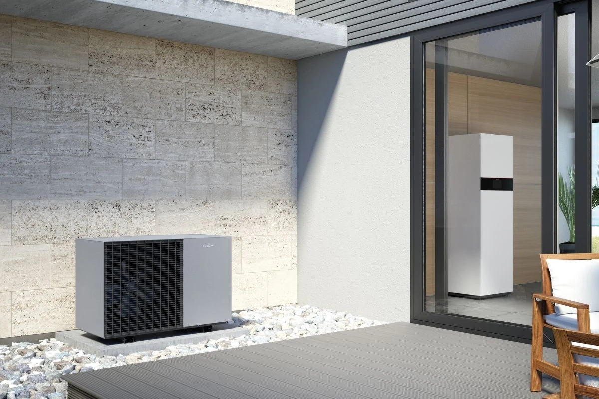 Zakup i montaż pompy ciepła wiąże się z wydatkiem przynajmniej kilkudziesięciu tysięcy złotych. Należy go jednak rozpatrywać jako inwestycję na przynajmniej kilkanaście kolejnych lat. Po jakim czasie zwraca się taki wydatek oraz jak wypada to urządzenie pod względem oszczędności w porównaniu z innymi popularnymi źródłami ogrzewania? Sprawdźmy.