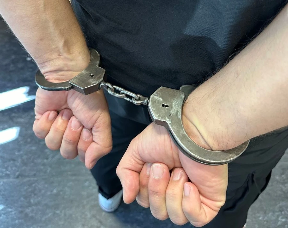 Policjanci z Gdańska zatrzymali pijanego 32-latka podejrzanego o znieważenie ratownika medycznego i uszkodzenie ambulansu. Mężczyźnie grozi do pięciu lat więzienia.