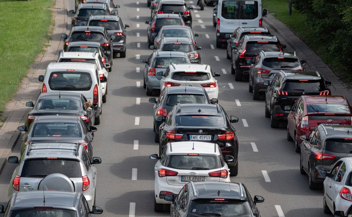 Już za tydzień w Warszawie zacznie obowiązywać Strefa Czystego Transportu. Miasto informuje, że wymogów obowiązujących w strefie nie spełnia tylko około 3 proc. pojazdów. Posiadacze starszych samochodów mogą złożyć wniosek o wyłączenie z wymogów strefy.