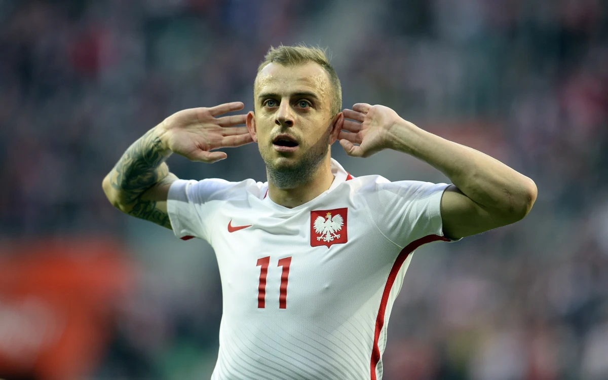 Kamil Grosicki kończy karierę w reprezentacji Polski w piłce nożnej. Pożegnał się z kolegami podczas poniedziałkowego treningu w Hanowerze. "Odchodzę z dumą z kadry, marzę o pożegnalnym meczu w Warszawie" - ogłosił piłkarz na konferencji prasowej. 