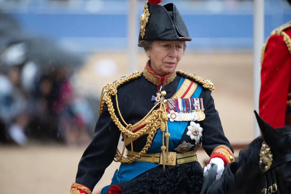 Brytyjska księżniczka Anna, młodsza siostra króla Karola III, doznała "niewielkich obrażeń i wstrząśnienia mózgu" po zdarzeniu, do którego doszło w niedzielę wieczorem w jej posiadłości w hrabstwie Gloucestershire - poinformował Pałac Buckingham.