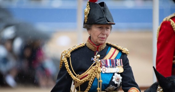 Brytyjska księżniczka Anna, młodsza siostra króla Karola III, doznała "niewielkich obrażeń i wstrząśnienia mózgu" po zdarzeniu, do którego doszło w niedzielę wieczorem w jej posiadłości w hrabstwie Gloucestershire - poinformował Pałac Buckingham.