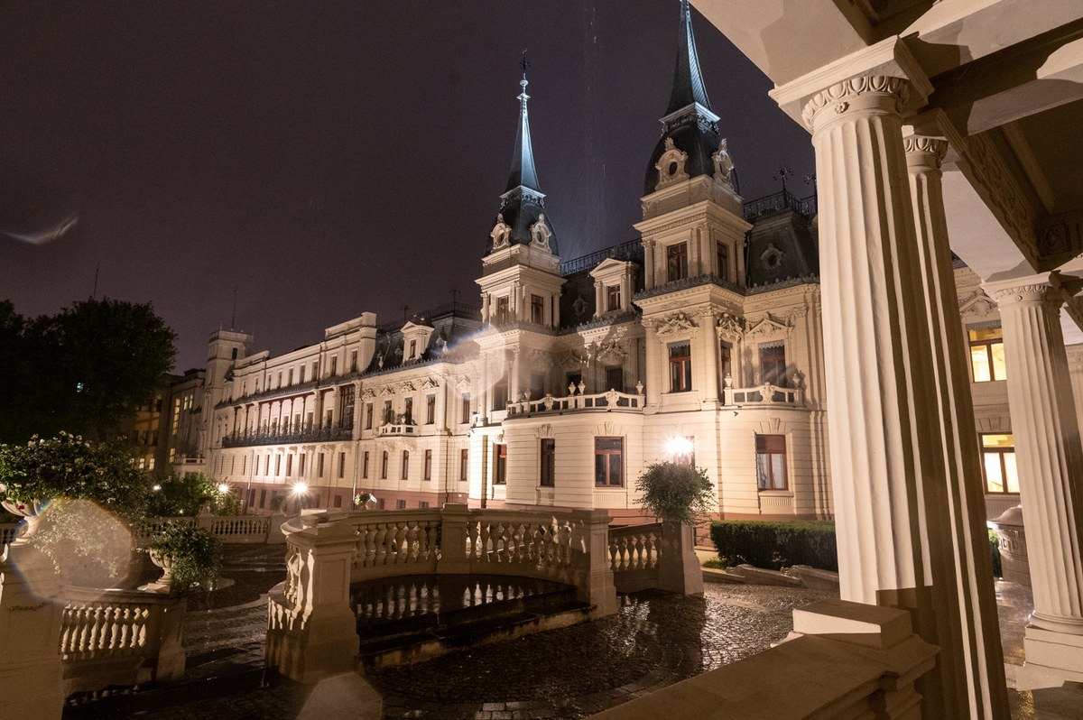 Wieczorne zwiedzanie Pałacu i Ogrodu Poznańskiego w Łodzi będzie możliwe podczas wyjątkowych, letnich spacerów w Muzeum Miasta Łodzi, czyli w łódzkim Luwrze. Łącznie zaplanowano ich aż 32.