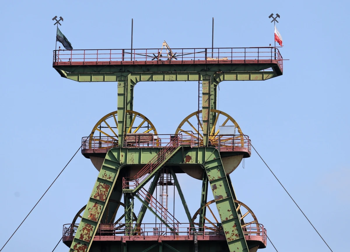 Pożar w kopalni Jankowice w Rybniku. Z zagrożonego rejonu ewakuowano dziewięciu górników. 