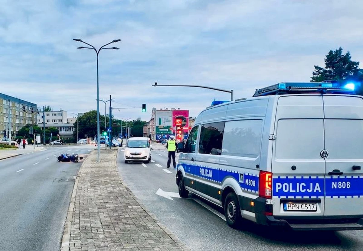 Motocyklista, który przejeżdzał przez skrzyżowanie ul. Garncarskiej i Wiejskiej w Słupsku, został potrącony przez kierowcę mercedesa. Mężczyzna wjechał na skrzyżowanie na czerwonym świetle. Motocyklista walczy o życie - donosi słupska policja. 