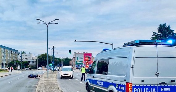 Motocyklista, który przejeżdzał przez skrzyżowanie ul. Garncarskiej i Wiejskiej w Słupsku, został potrącony przez kierowcę mercedesa. Mężczyzna wjechał na skrzyżowanie na czerwonym świetle. Motocyklista walczy o życie - donosi słupska policja. 