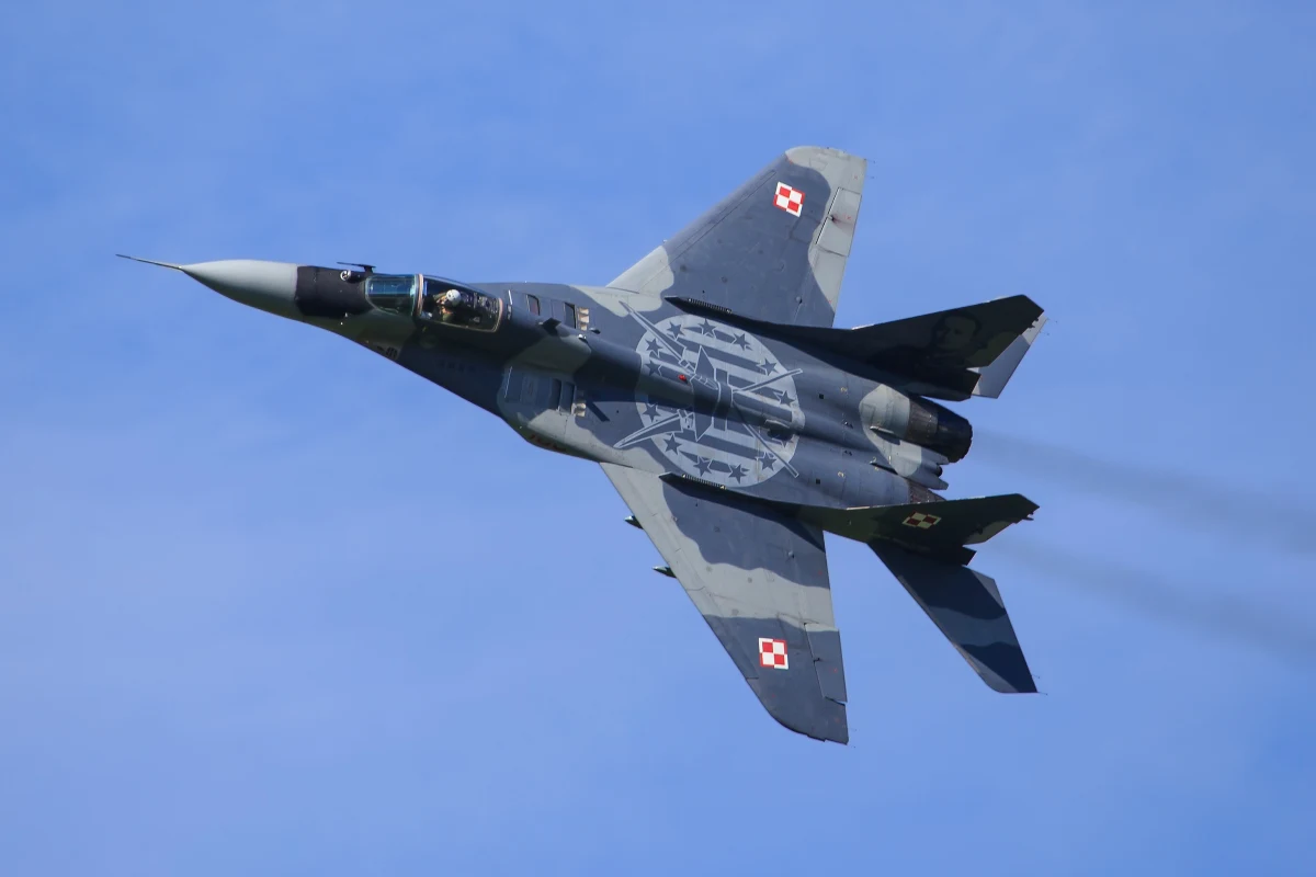 Myśliwiec MiG-29, który kilka dni temu przez lot na niskim pułapie doprowadził do uszkodzenia kilku budynków, według wstępnej oceny nie wymaga naprawy. Maszyna - jak ustalił reporter RMF FM - wciąż jednak jest wyłączona z użytkowania.