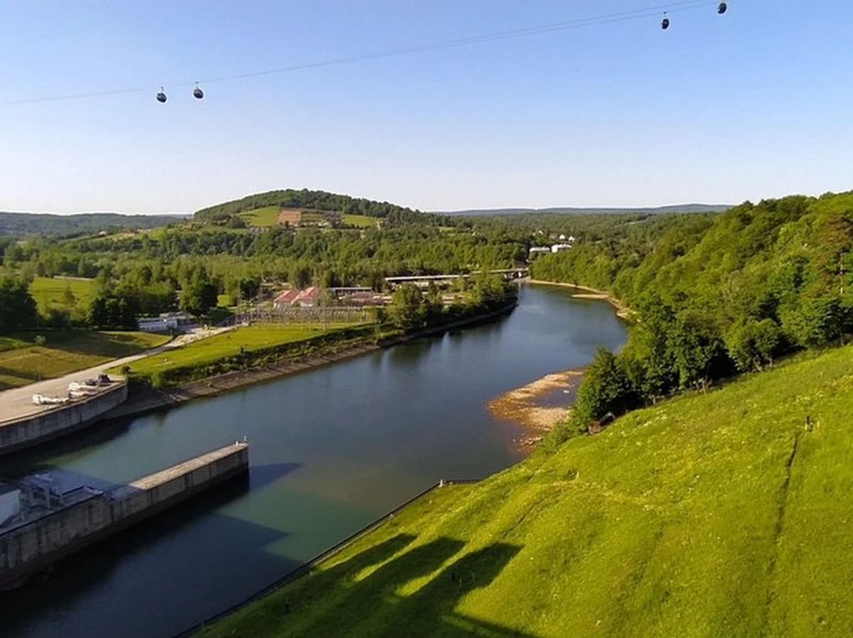 A gdyby tak rzucić wszystko i wyjechać w Bieszczady? Właśnie to zrobił reporter RMF FM Dominik Smaga, który poleca w te wakacje odwiedzić jezioro Solińskie i rezerwat Sine Wiry. 