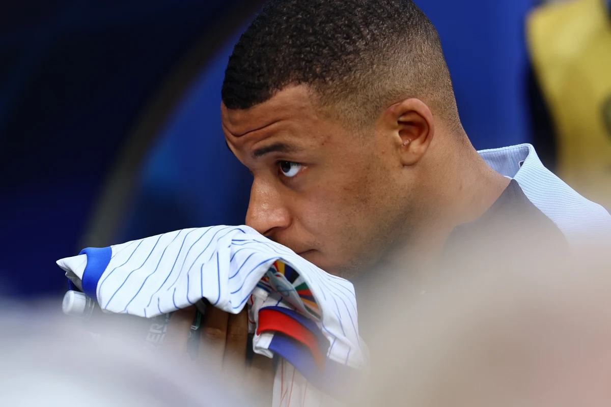 Kylian Mbappe chce zagrać z Polską - oświadczył selekcjoner reprezentacji Francji Didier Deschamps przed wtorkowym meczem z Biało-Czerwonymi, kończącym fazę grupową mistrzostw Europy. "Z każdym dniem jego stan jest coraz lepszy" - dodał szkoleniowiec.