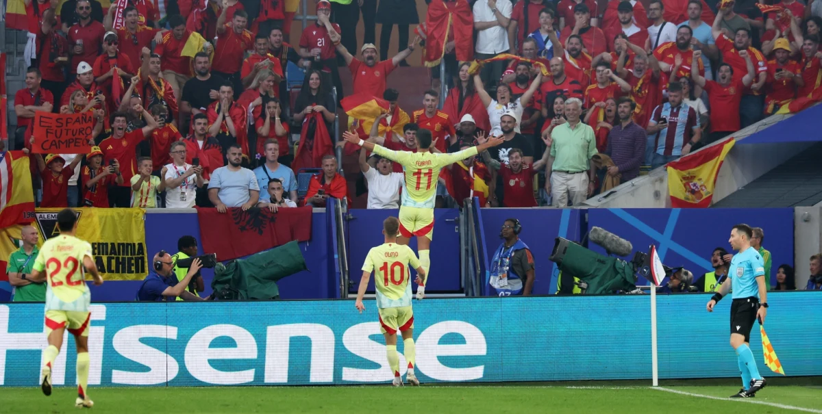 Hiszpanie, którzy już w drugiej serii gier zapewnili sobie awans do fazy pucharowej mistrzostw Europy, do spotkania z Albanią przystąpili w mocno rezerwowym składzie. Zmiennicy pokazali się jednak z dobrej strony i pokonali rywali 1:0. To oznacza, że podopieczni Sylvinho żegnają się z niemieckim turniejem.