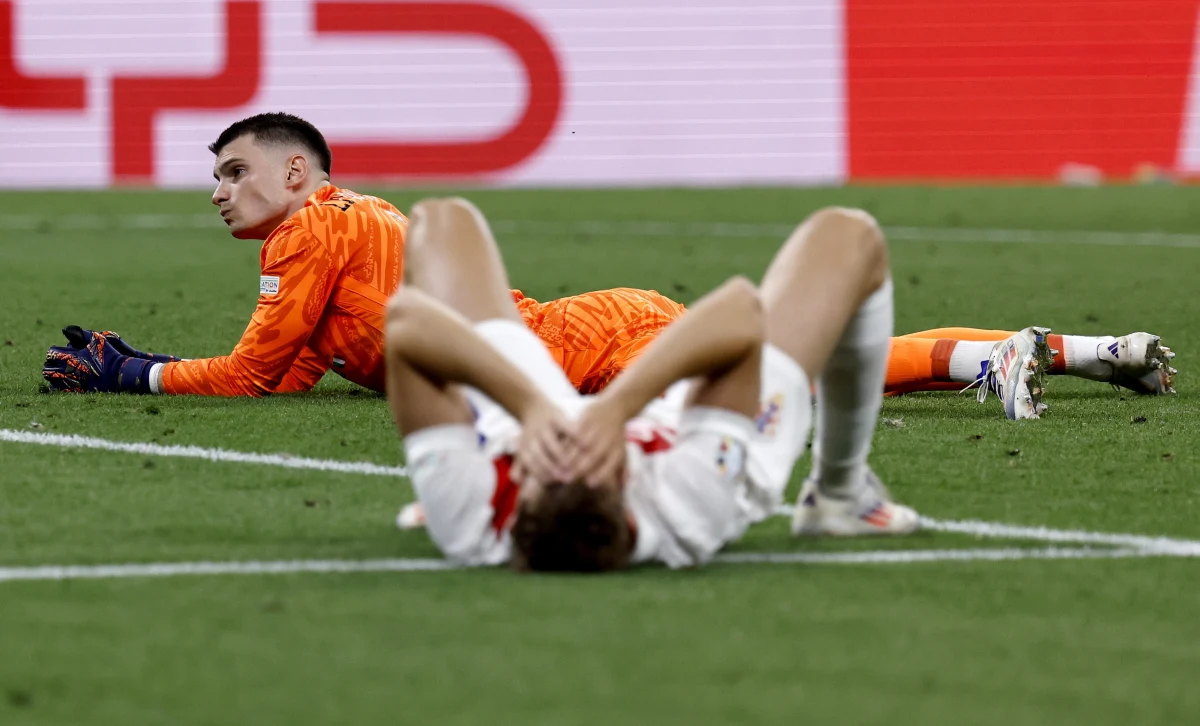 Kiedy wydawało się, że Chorwaci wygrają 1:0 i przeskoczą w tabeli grupy B Włochów, w ósmej minucie doliczonego czasu gry kapitalnym strzałem popisał się Mattia Zaccagni, dając mistrzom Europy upragniony remis. W ten sposób Włosi awansowali do fazy pucharowej, a Chorwaci zajęli trzecie miejsce i mają znikome szanse na dalszą grę w niemieckim turnieju.