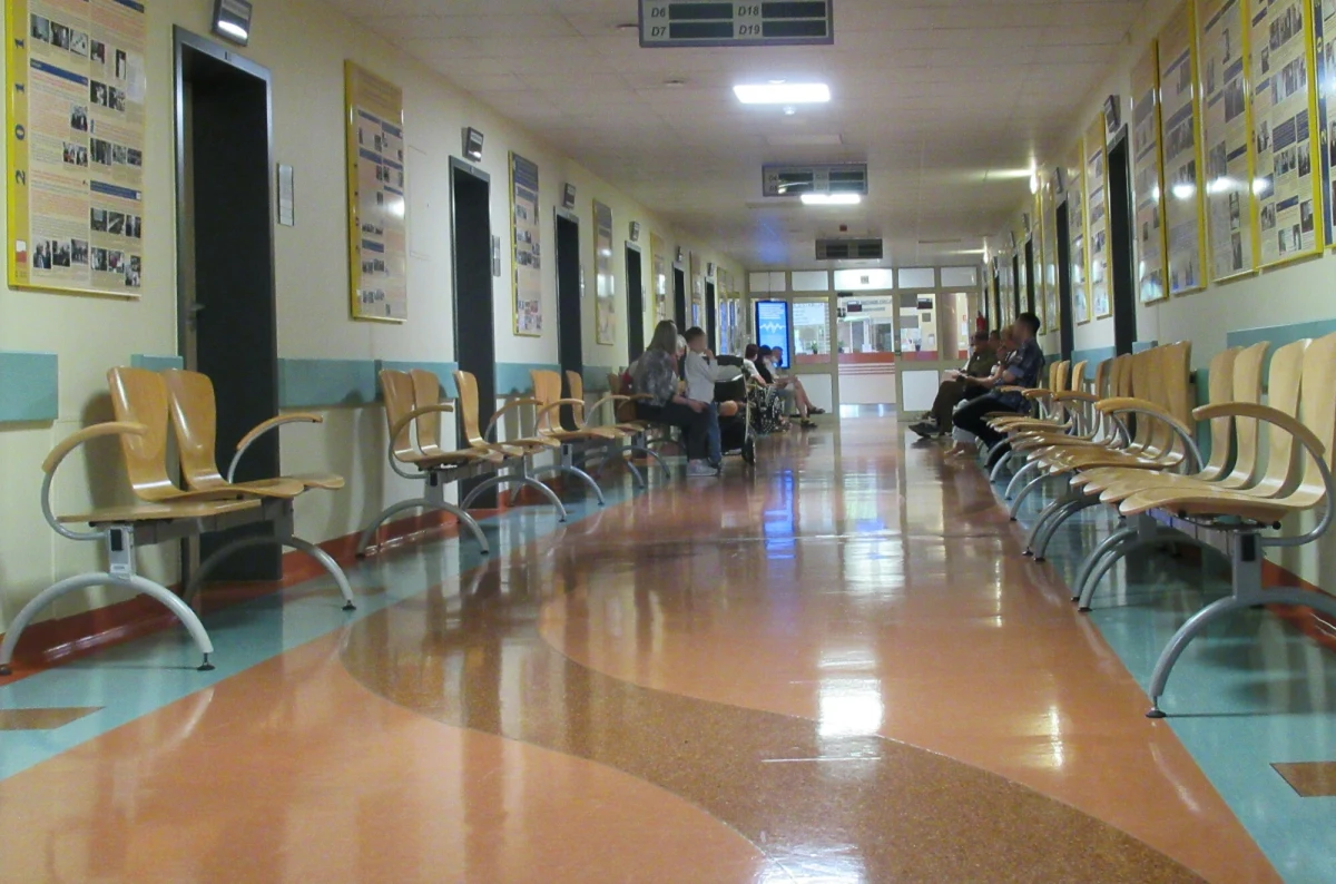 Na ochronę zdrowia może zabraknąć w ciągu trzech lat niemal 160 mld zł - informuje "Rzeczpospolita". "Od 2024 roku wydatki NFZ przekraczają znacznie poziom przychodów ze składek i muszą być finansowane dodatkowo dotacją podmiotową z budżetu. Jej kwota w kolejnych latach ma znacząco rosnąć (...). Wzrosną składki czy podatki?" - czytamy.