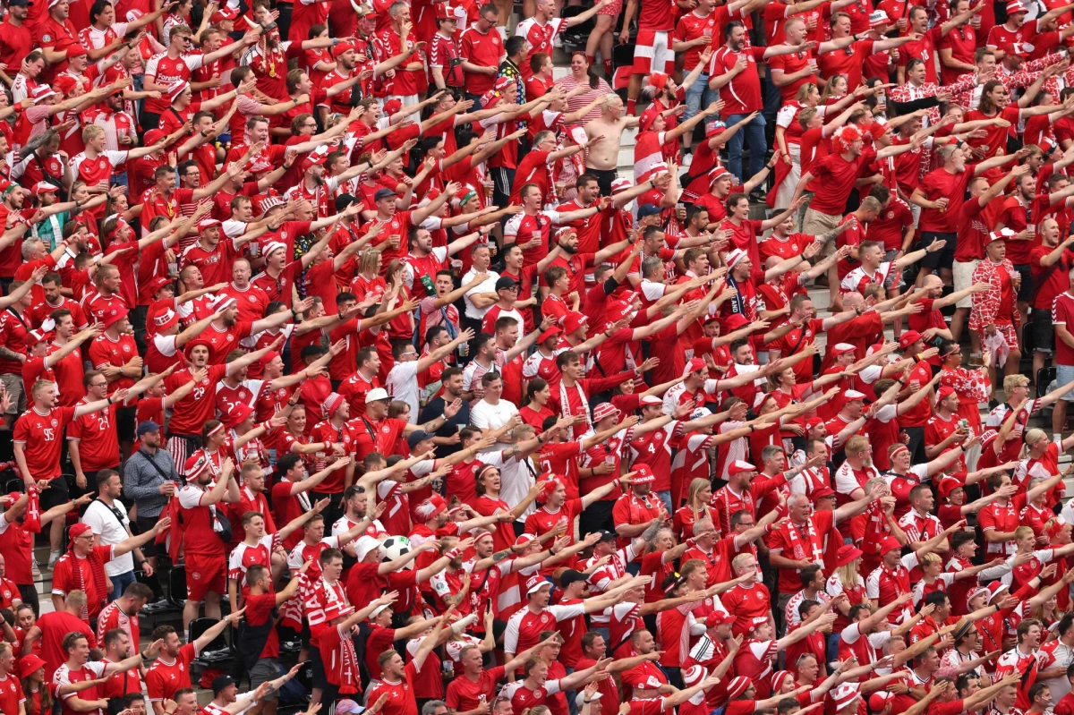 Duński związek piłki nożnej DBU został ukarany grzywną w wysokości 10 tys. euro za obraźliwy transparent wywieszony przez kibiców. Informację o karze potwierdził DBU Unia Europejskich Związków Piłkarskich (UEFA).