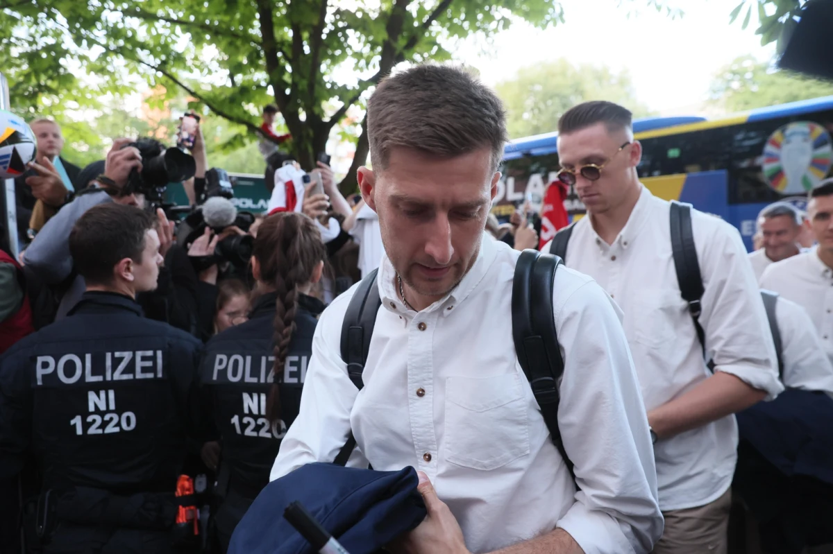 Selekcjoner reprezentacji Michał Probierz powiedział, że Taras Romanczuk z powodu kontuzji nie wystąpi we wtorkowym meczu z Francją w Dortmundzie, kończącym udział polskich piłkarzy na Euro 2024. "Pozostali zawodnicy są do naszej dyspozycji" - dodał.