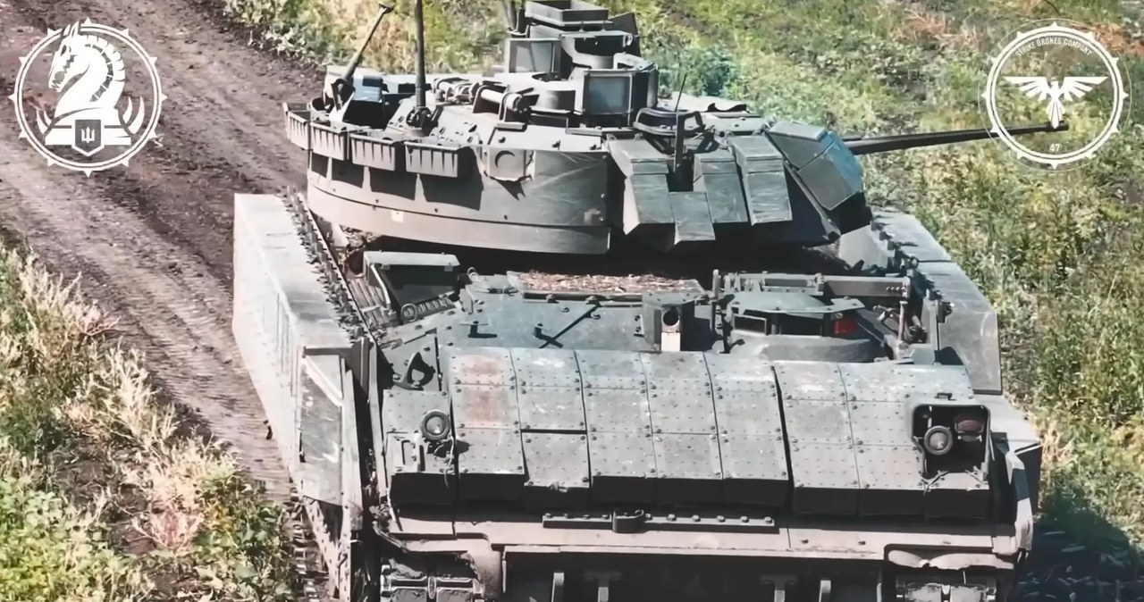 Siły Zbrojne Ukrainy pochwaliły się kolejnym nagraniem, na którym możemy zobaczyć niewiarygodną wytrzymałość amerykańskich wozów M2 Bradley dostarczanych do Kijowa w ramach kolejnych pakietów pomocy. 