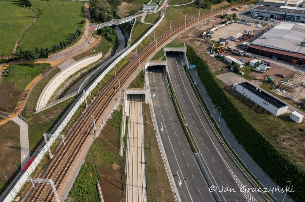 W nocy z piątku na sobotę odbędą się ćwiczenia Zespołu Zarządzania Kryzysowego w tunelu Trasy Łagiewnickiej. To oznacza, że od godz. 22.00 do 1.00 tunel tramwajowy będzie wyłączony z ruchu. Swoje trasy zmienią linie tramwajowe nr 10, 11 i 50.