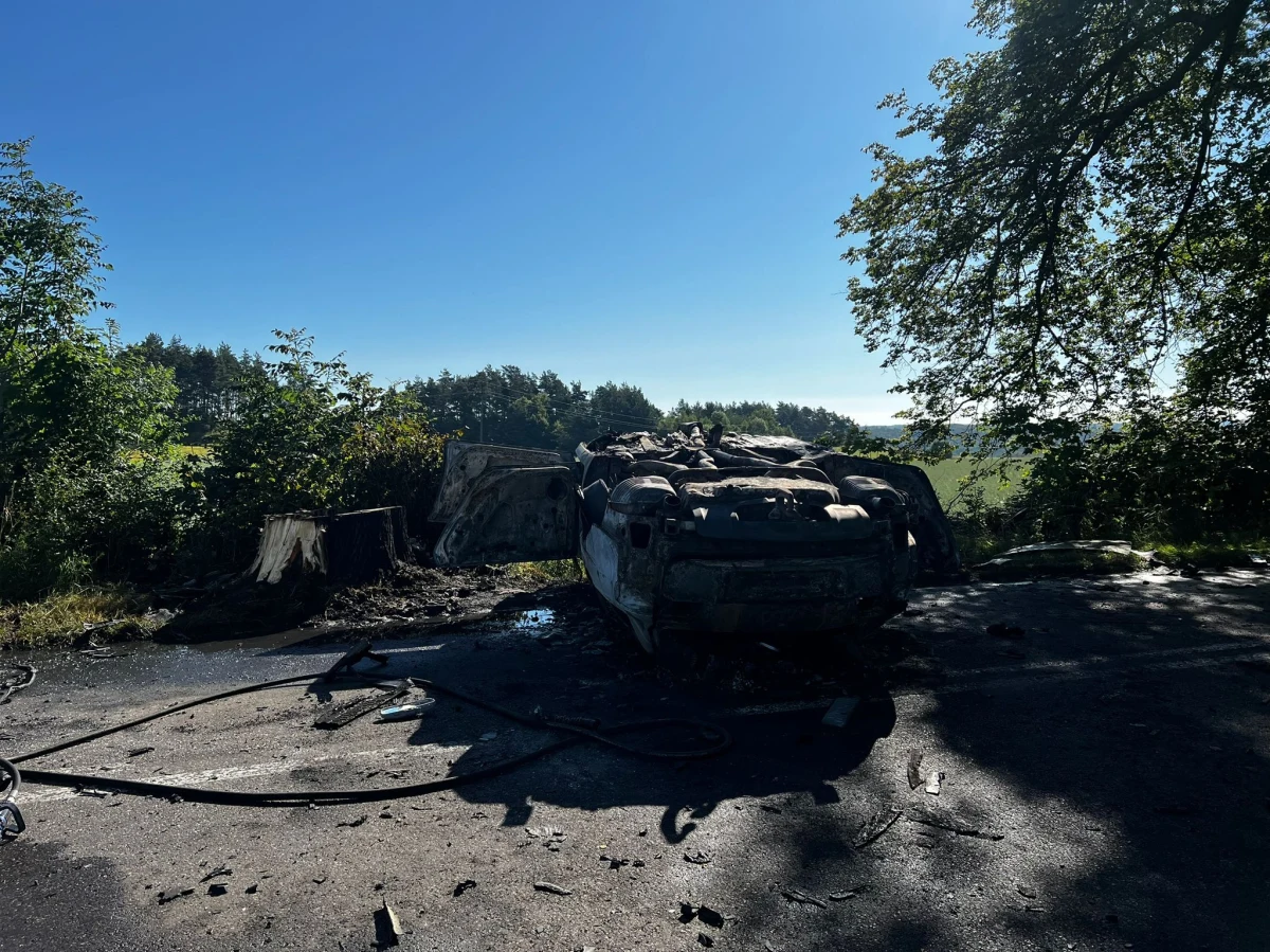 Dwie osoby zginęły w wypadku, do którego doszło dziś rano w Lubieszynie w powiecie kościerskim. Auto wypadło z drogi, dachowało i stanęło w płomieniach.
