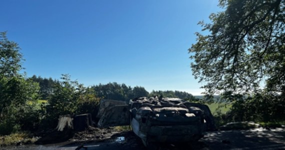 Dwie osoby zginęły w wypadku, do którego doszło dziś rano w Lubieszynie w powiecie kościerskim. Auto wypadło z drogi, dachowało i stanęło w płomieniach.