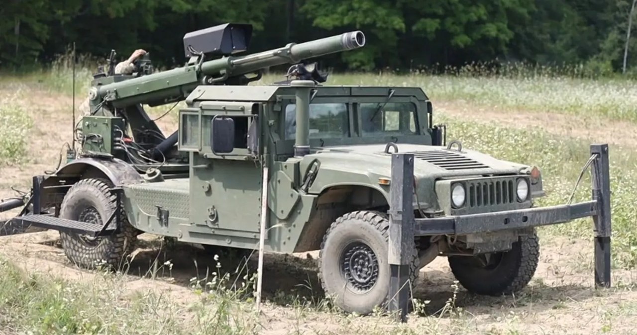 Ukraina korzysta z zaawansowanej lekkiej haubicy 2-CT Hawkeye, która w wersji eksperymentalnej została dostarczona do Kijowa przez firmę AM General. Co ciekawe, to nowe wyposażenie, z którego nie korzystają jeszcze nawet amerykańscy żołnierze. 
