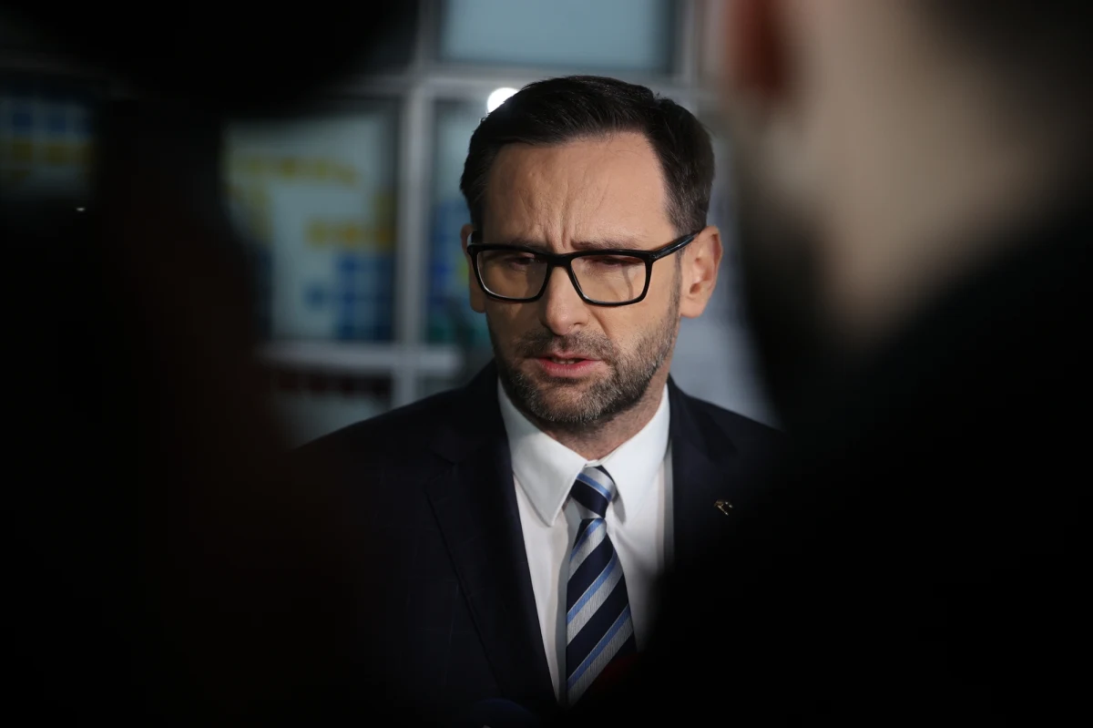 Obradujące w Płocku walne zgromadzenie akcjonariuszy Orlenu nie udzieliło absolutorium 11 członkom zarządu pełniącym swe funkcje w 2023 r., w tym ówczesnemu prezesowi spółki Danielowi Obajtkowi.