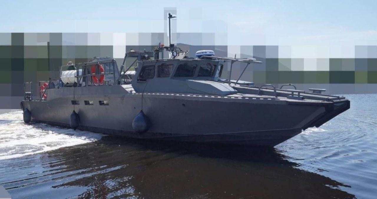 Darczyńcy wyposażyli ukraińskie siły specjalne w trzy nowe łodzie pancerne CB90, które zostały przekazane w ramach inicjatywy wojskowej Metinvest Steel Front. To szybkie jednostki szturmowe, które sprawdzają się również w wielu innych zastosowaniach. 