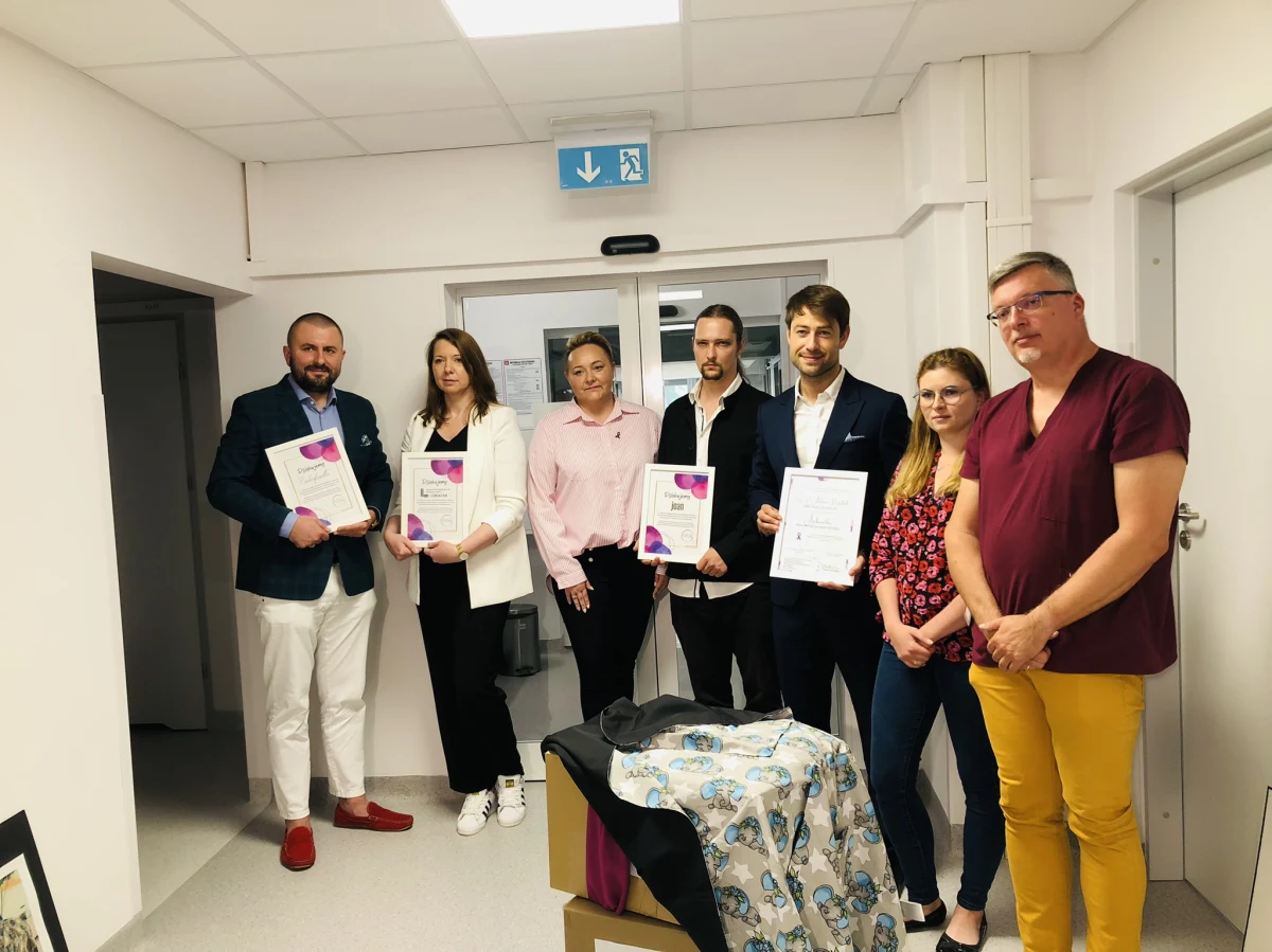 Chronią przed światłem i dźwiękami - to specjalnie zaprojektowane i uszyte narzuty na inkubatory dla wcześniaków. Część z nich przygotowały łódzkie seniorki. Dziś takie wyposażenie dostał odział neonatologiczny w szpitalu im. Madurowicza w Łodzi.