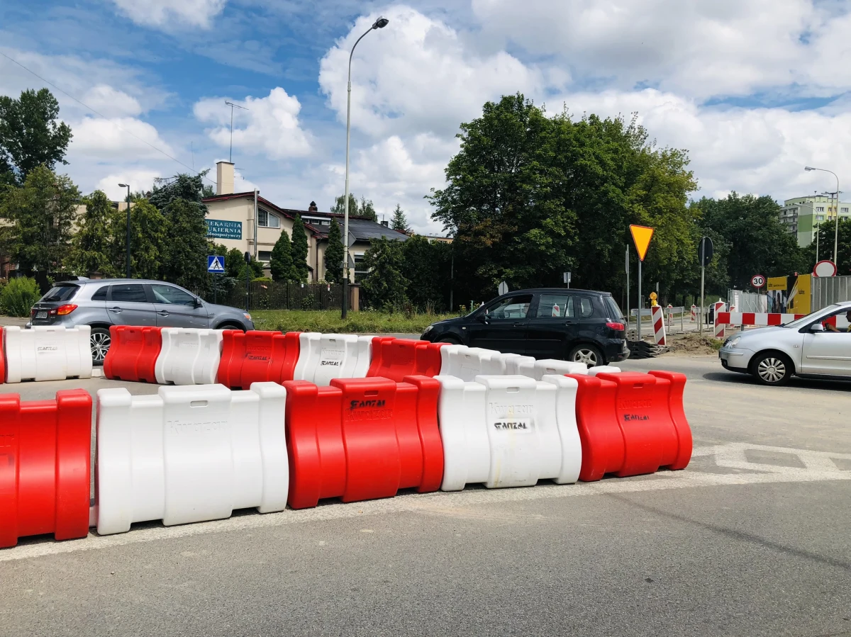 Co zrobić, gdy na skrzyżowaniu jest słaba widoczność i nie widać nadjeżdżających pojazdów? Taki dylemat codziennie muszą rozwiązywać kierowcy w Łodzi, którzy pokonują skrzyżowanie ulicy Obywatelskiej z Maratońską. W tym miejscu powstaje komora startowa dla tarczy drążącej tunel Kolei Dużych Prędkości.
