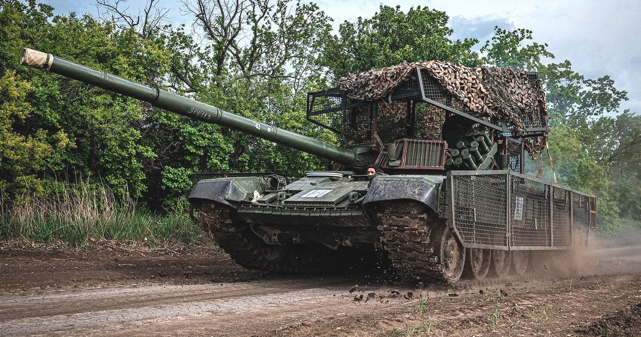 Żołnierze Sił Zbrojnych Ukrainy pochwalili się czołgiem, który otrzymali od Wojska Polskiego. Pokazali, jak świetnie radzi on sobie w walce z rosyjskim agresorem. Ukraińcy zachwalają możliwości polskich czołgów.