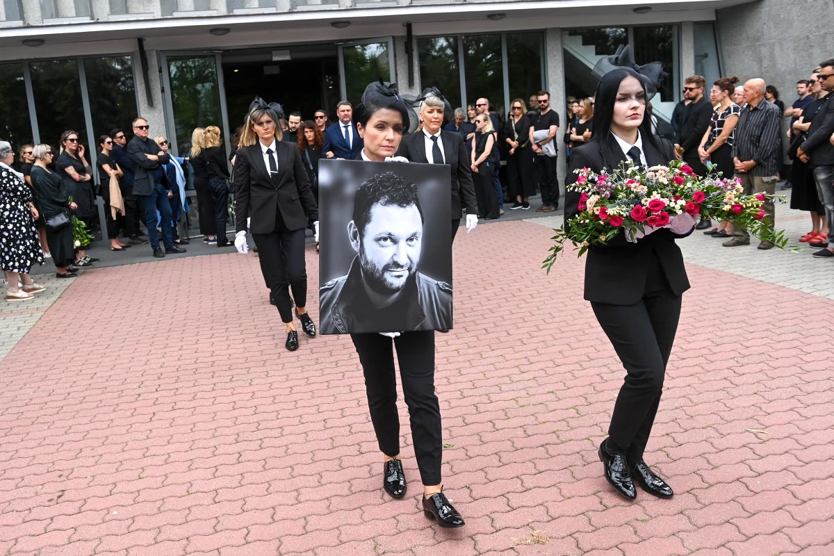 Na Wojskowych Powązkach w Warszawie pochowano dziś Arkadiusza Tomiaka - wybitnego autora zdjęć filmowych. Filmowiec miał 55 lat. Zginął w wypadku drogowym 10 czerwca.