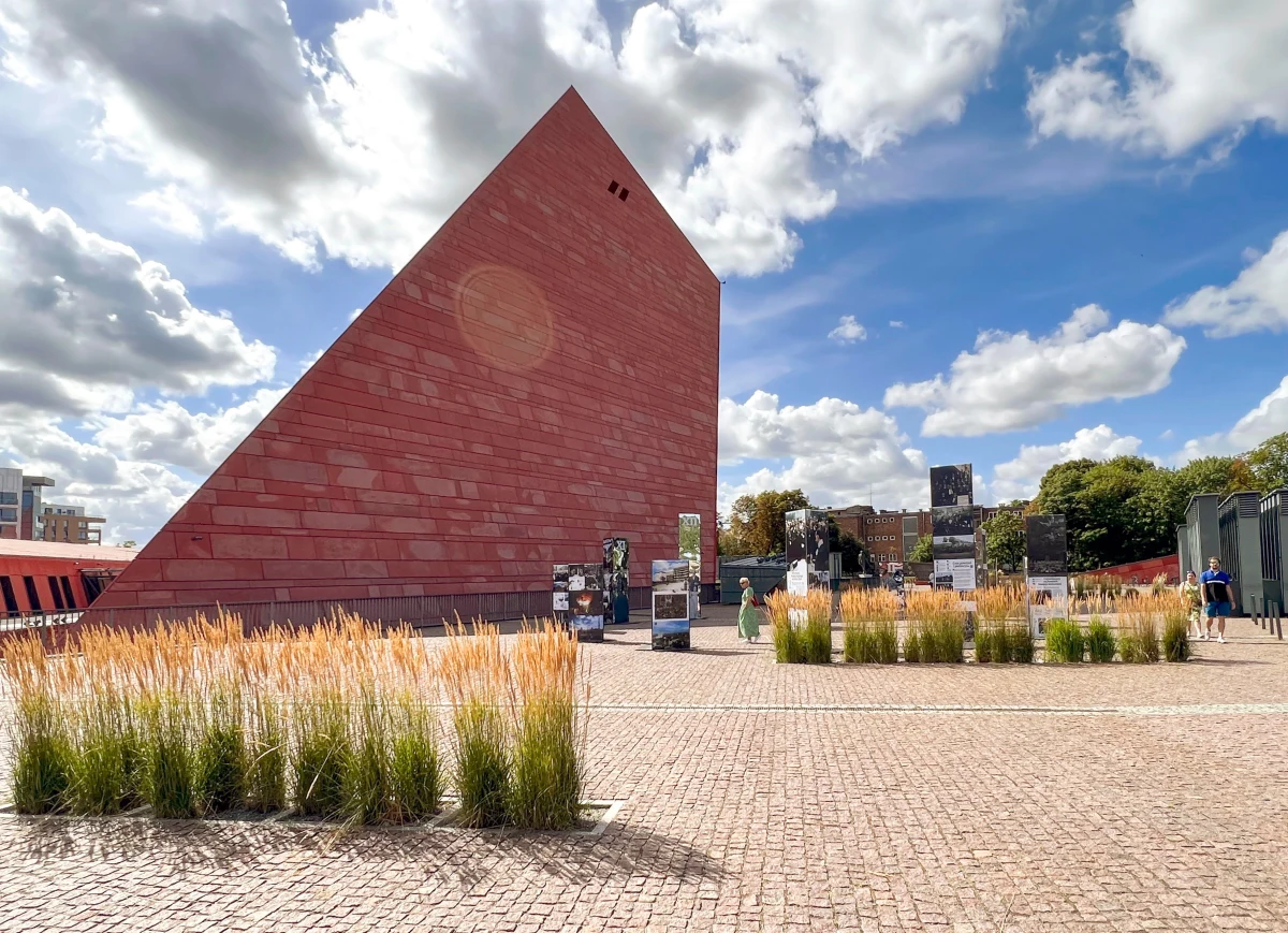 Wystawa główna w Muzeum II Wojny Światowej w Gdańsku wraca do pierwotnej wersji z 2017 roku. Taką decyzję ogłosiła dyrekcja instytucji. Były dyrektor muzeum uznał to działanie za "nieprzyzwoite". 