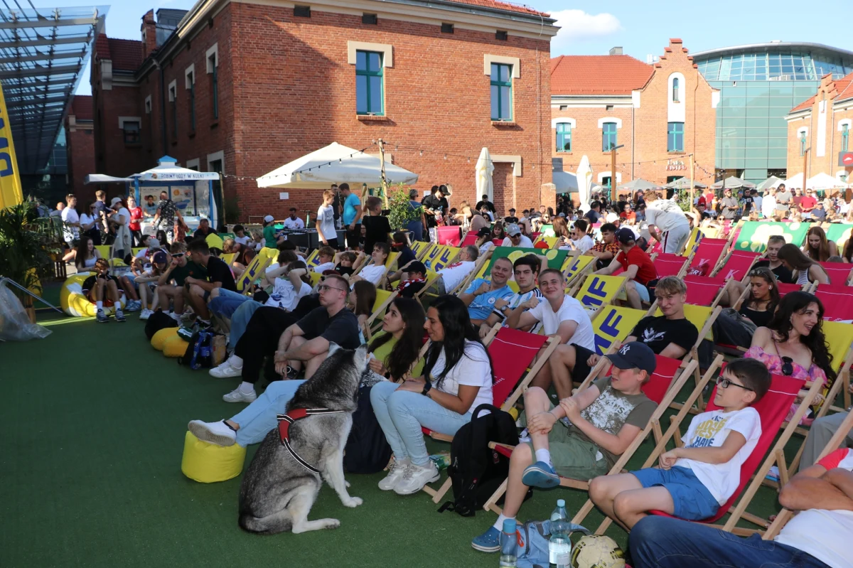 Meczem z Francją Biało-Czerwoni zakończyli swój udział w Euro 2024. Polacy zremisowali z "Trójkolorowymi" 1:1. Fani reprezentacji Polski mogli śledzić to spotkanie w strefie kibica RMF FM przed Galerią Kazimierz w Krakowie. 