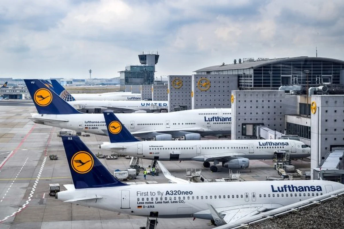 Lufthansa wprowadza dodatkową opłatę za bilety. Będzie dotyczyć wszystkich lotów z krajów Unii Europejskiej, Wielkiej Brytanii, Norwegii i Szwajcarii, które zrealizowane zostaną po 1 stycznia 2025 roku.