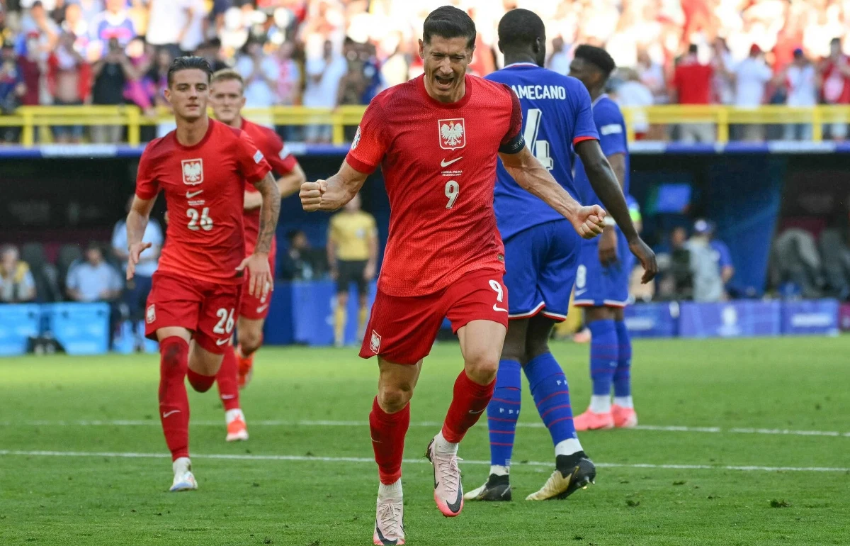 "Przy drugim, powtórzonym karnym czułem wielki stres. Potrzebowałem chwilowego wyciszenia, skupienia się" - przyznał piłkarz reprezentacji Polski Robert Lewandowski, który strzelił gola w zremisowanym 1:1 meczu z Francją na Euro 2024. Napastnik podsumował także kończący się dla naszej kadry turniej. "Najbardziej szkoda tego pierwszego meczu z Holandią" - powiedział