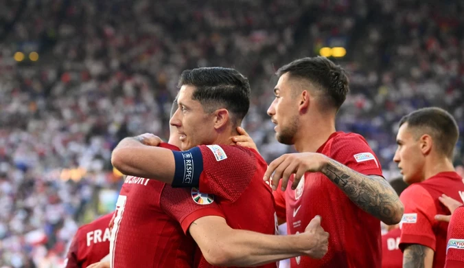 Robert Lewandowski wszedł do loży, dołączył do niego kibic. Co za reakcja kapitana reprezentacji