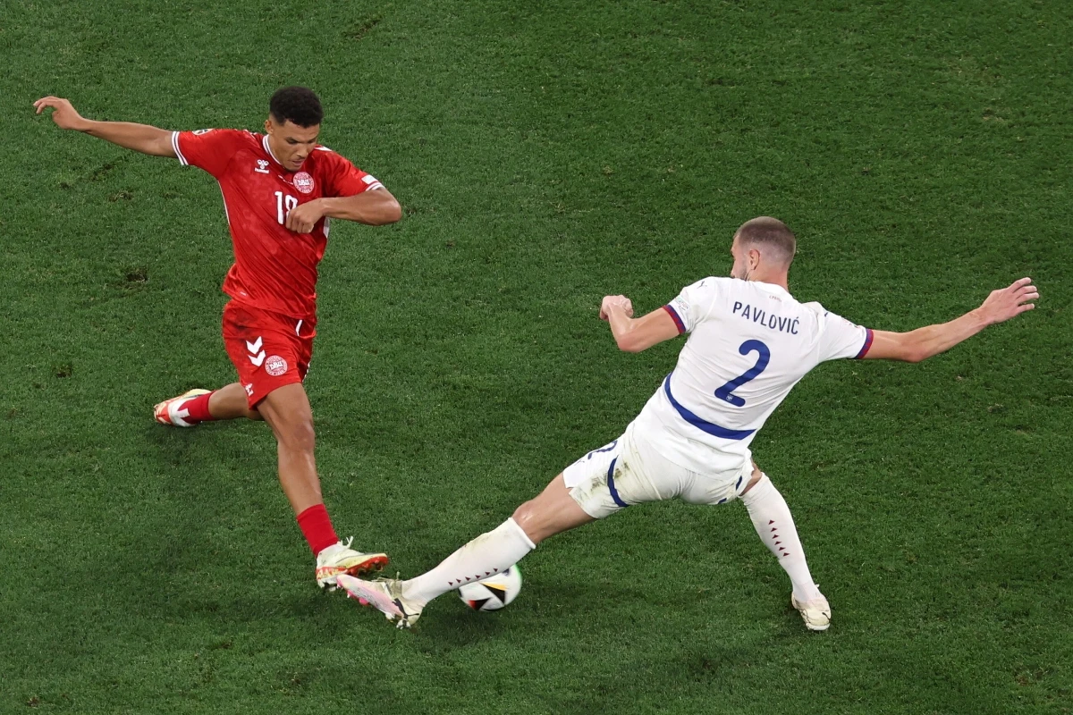 Trzy remisy wystarczyły Danii, aby awansować do 1/8 finału piłkarskich mistrzostw Europy z drugiego miejsca w grupie C. W ostatniej kolejce podopieczni selekcjonera Kaspera Hjulmanda zremisowali bezbramkowo w Monachium z Serbią, która odpadła z turnieju.