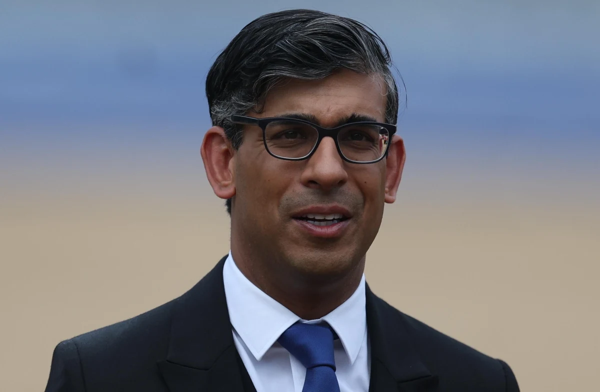 Czterech mężczyzn w wieku od 20 do 52 lat zostało zatrzymanych po wtargnięciu na teren prywatnej posiadłości brytyjskiego premiera Rishiego Sunaka w Kirby Sigston w hrabstwie North Yorkshire. Jeden z nich - w ramach protestu - wypróżnił się do jeziora. Polityka nie było wtedy na miejscu. 