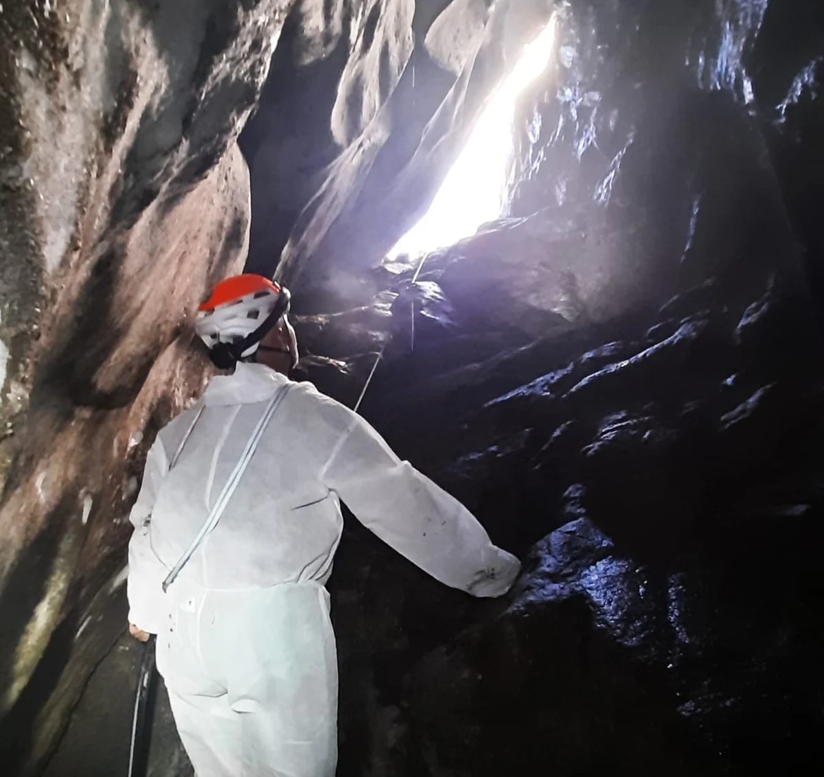 Mężczyzna spadł z Ostrego Rohacza w słowackiej części Tatr Zachodnich. Horską Zachranną Slużbę o wypadku powiadomili polscy turyści.