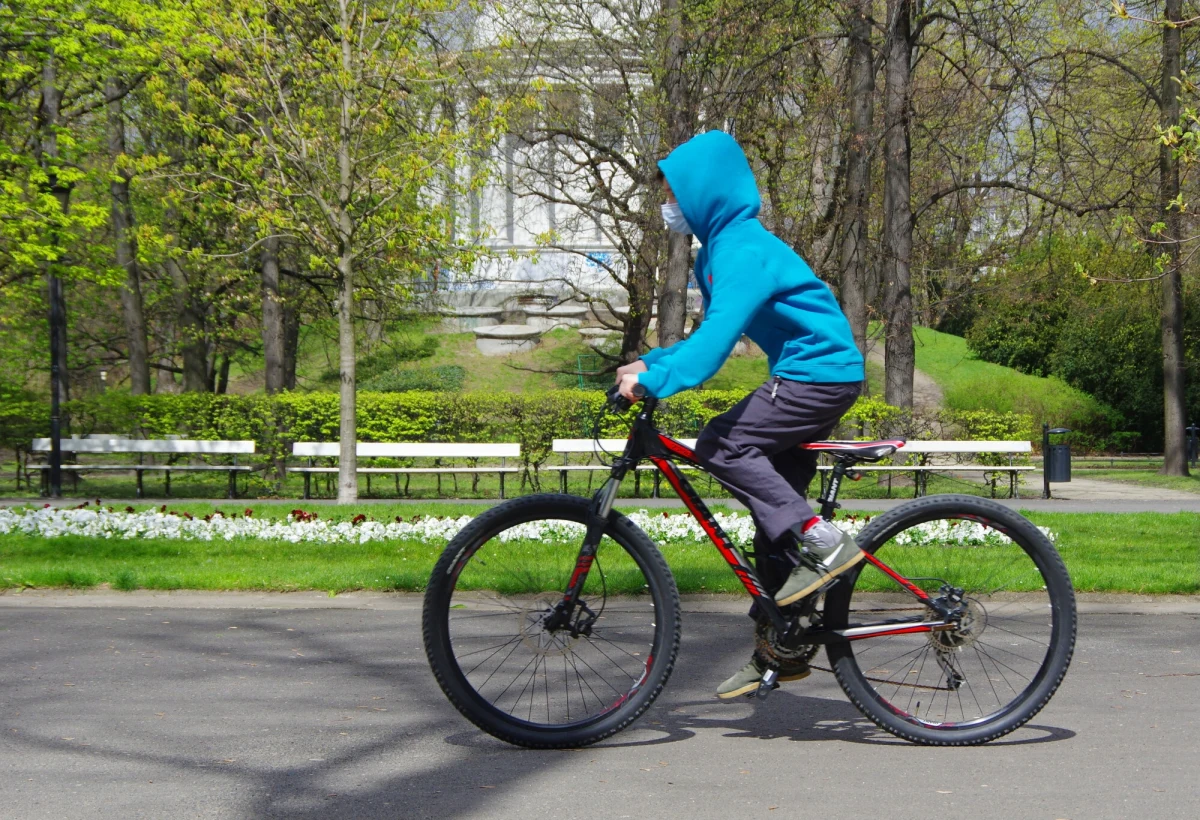 42-latek kierujący oplem zderzył się z jadącym rowerem dzieckiem, które wjechało z parkingu na jezdnię. Do zdarzenia doszło w miejscowości Pionki w woj. mazowieckim. 6-letni chłopiec został przewieziony do szpitala.