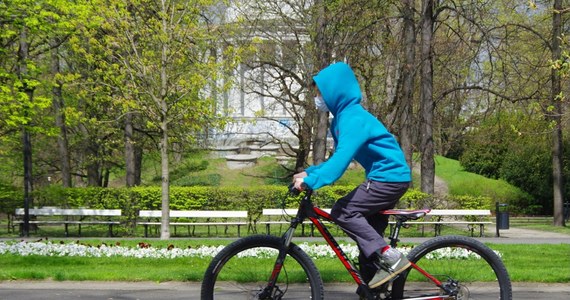 42-latek kierujący oplem zderzył się z jadącym rowerem dzieckiem, które wjechało z parkingu na jezdnię. Do zdarzenia doszło w miejscowości Pionki w woj. mazowieckim. 6-letni chłopiec został przewieziony do szpitala.