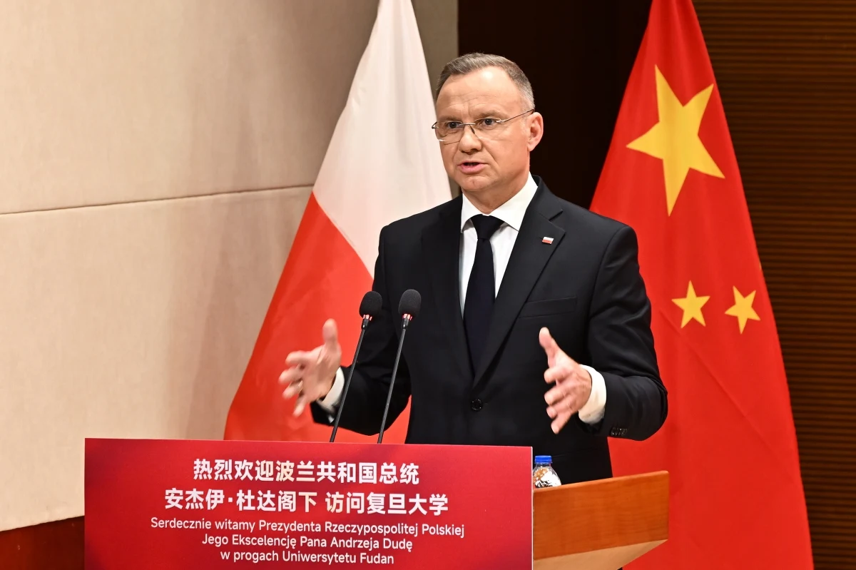 "Chińscy inwestorzy są w Polsce mile widziani, a ich inwestycje są i pozostaną bezpieczne. Ręczę za to jako prezydent RP" - powiedział Andrzej Duda podczas Polsko-Chińskiego Forum Gospodarczego w Szanghaju. Prezydent Polski jest w Chinach - w poniedziałek spotkał się z przywódcą Xi Jinpingiem, a także premierem tego kraju, Li Qiangiem, a we wtorek uczestniczył w Światowym Forum Ekonomicznym.