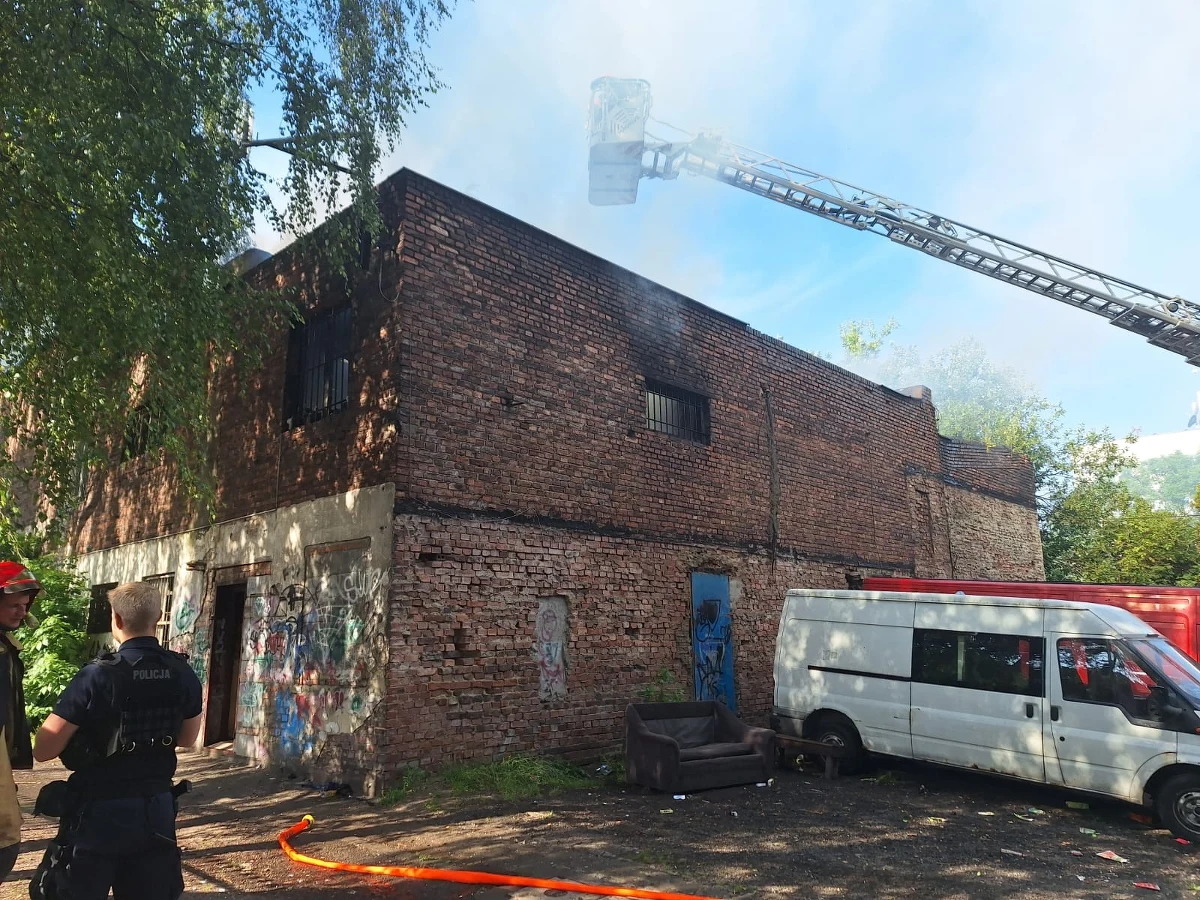 Pożar pustostanu przy ul. Długiej w Katowicach. Nie ma informacji o osobach poszkodowanych. 