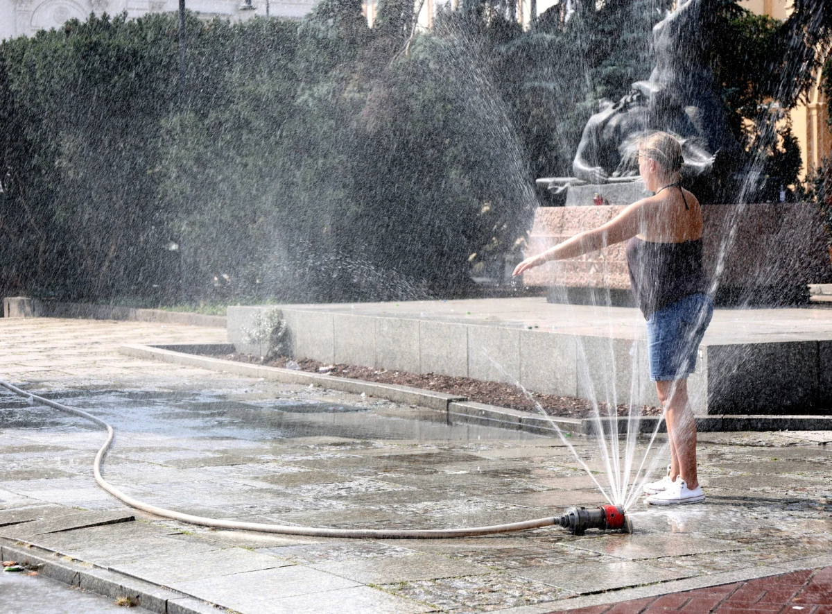 Nawet do 37 st. C - taka pogoda czeka nas w kolejnych dniach poinformował synoptyk Instytutu Meteorologii i Gospodarki Wodnej, Dorota Pacocha. Chłodniej będzie tylko nad morzem i w górach. Rośnie też poziom zagrożenia pożarowego w polskich lasach.