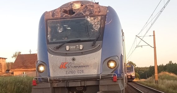 Pociąg relacji Kraków Główny - Gdynia Główna uderzył w uszkodzoną sieć trakcyjną w miejscowości Gąsiorki niedaleko Tczewa (województwo pomorskie). Ewakuowano 220 osób.