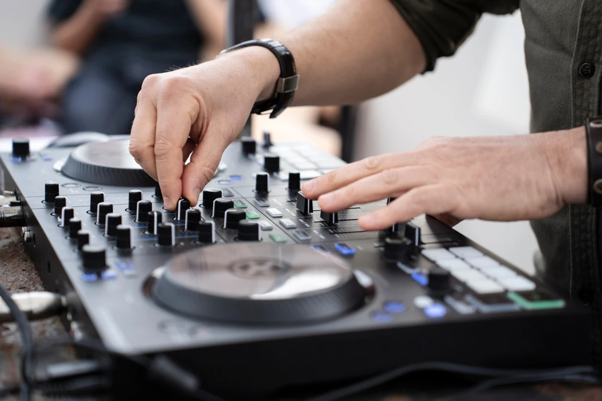 Sąd w Elblągu aresztował na trzy miesiące 46-letniego DJ-a, który jest podejrzany o molestowanie sześciu dziewczynek w wieku 7 i 8 lat. Do zdarzenia miało dojść podczas imprezy urodzinowej. "Mężczyzna miał zapraszać dzieci za konsolę i pod pretekstem pokazywania, jak ona działa, miał w niewłaściwy sposób zachowywać się wobec nich" - informuje policja.