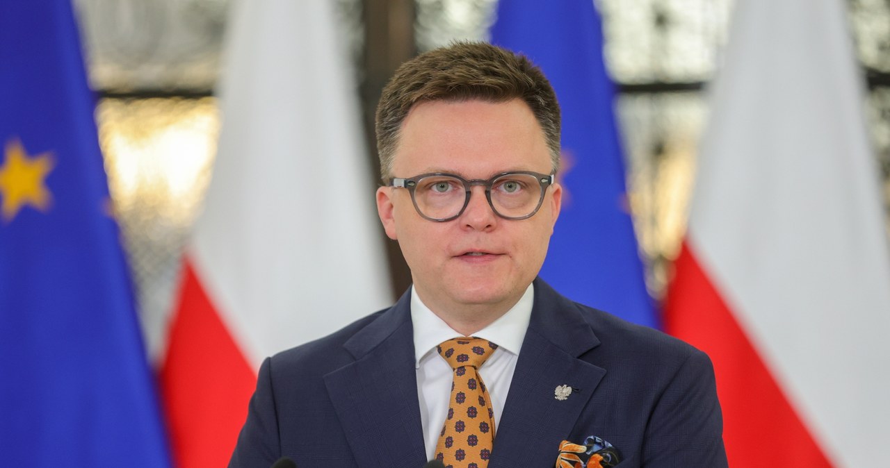  Byli posłowie PiS ubrani w togi. Szymon Hołownia o TK