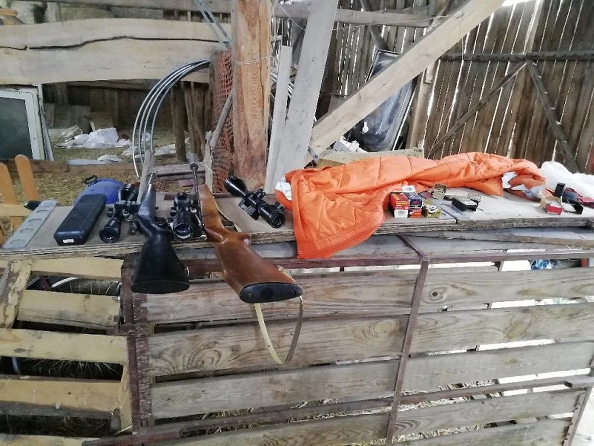 Policjanci ze Złoczewa w Łódzkiem zatrzymali dwóch mężczyzn, którzy trudnili się kłusownictwem. Jeden z nich nielegalnie wytwarzał alkohol. W pomieszczeniach gospodarczych policjanci znaleźli cztery sztuki broni, amunicję, tłumiki, lunety i urządzenia optyczne.