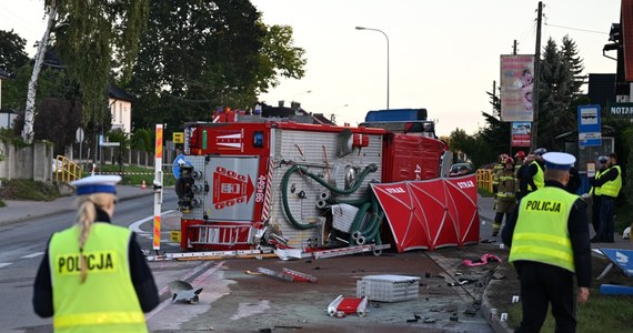 Prokuratura w Kartuzach skierowała do sądu akt oskarżenia w sprawie wypadku drogowego z udziałem wozu strażackiego OSP Żukowo. Do tragedii doszło we wrześniu ubiegłego roku. Zginęło dwoje strażaków ochotników: 22-latka i 25-latek.
